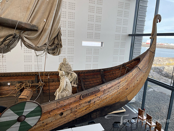 Stearn of a viking ship with 2 statues of people